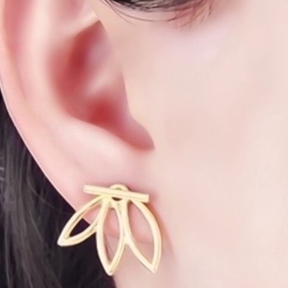 Multiwear Lotus Bar Cuff Earring in Gold Tone - Picture 3 of 5